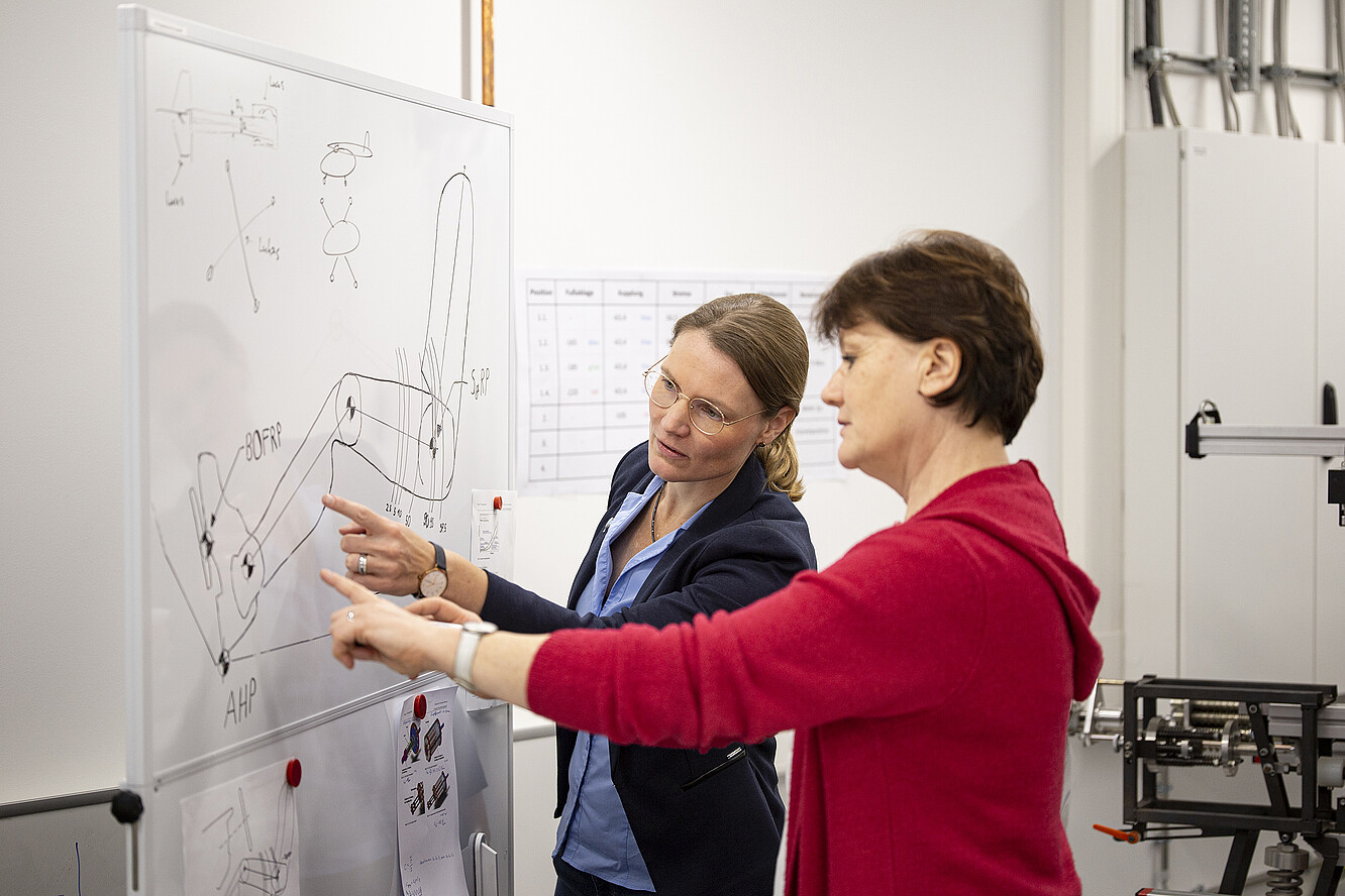 Prof. Dr. Andrea Upmann und Katrin Brittner im Labor